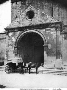Kutsche wartet vor der Veranda der Kathedrale Notre-Dame-des-Doms von French School