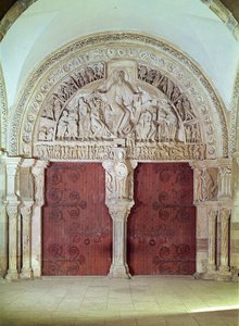 Zentrales Portal im Narthex der Kirche Sainte-Madelaine, mit Relief des Pfingstfestes im Tympanon, ca. 1150 von French School