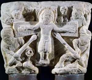 Christus am Kreuz, Relief auf einem Kapitell von Zwillingssäulen
