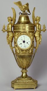 Uhrvase mit einem Adler