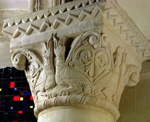 Säulenkapitell mit symmetrisch angeordneten Grotesken, aus dem Chorumgang, frühes 12. Jahrhundert