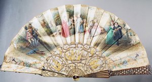 Höfischer Handfächer, der Liebe und Theater darstellt, Papier mit Elfenbeingriff, verziert mit Emaille und vergoldeten und versilberten Metallen, Höhe 20,5 cm