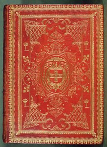 Einband eines Buches von Kardinal Mazarin, mit den Wappen der Kardinäle Sterne und Rutenbündel, überragt vom Galero-Hut und Quasten eines Kardinals