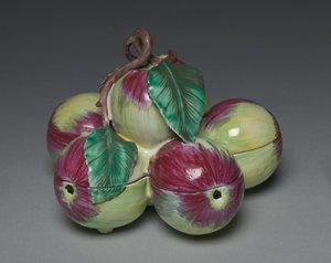 Bedeckte Schachtel in Form von sechs Äpfeln, Hersteller Sceaux-Fabrik, ca. 1760 von French School