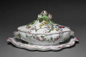 Bedeckte Sauciere mit festem Stand, Hersteller Veuve Perrin Fabrik, ca. 1765 von French School