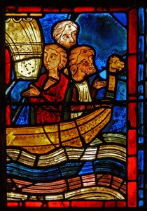 Detail eines Fensters, das Szenen aus dem Leben der Hl. Maria von Ägypten darstellt