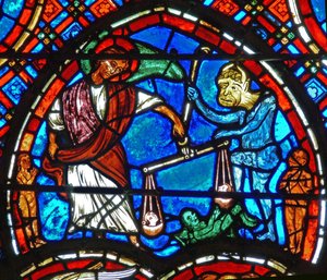 Detail eines Fensters, das das Jüngste Gericht darstellt: St. Michael wiegt Seelen von French School