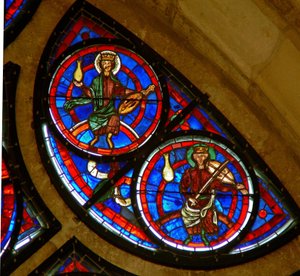 Detail des Ostrosenfensters mit zwei Ältesten der Apokalypse