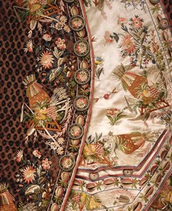 Detail eines prächtigen Anzugs aus braunem Samt, bestehend aus Mantel, Kniebundhose und Weste aus elfenbeinfarbener Seide, ca. 1760