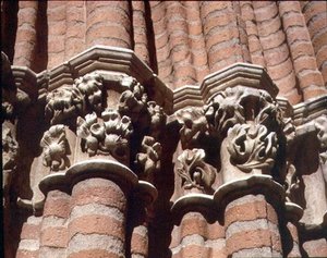 Detail der geschnitzten Kapitelle an der Südvorhalle von French School