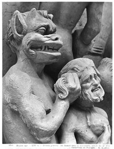 Teufel schiebt eine verdammte Person ins Feuer, aus dem Jüngsten Gericht der Kathedrale von St. Etienne in Bourges (Detail) (Gipsabdruck von Stein)