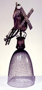 Trinkglas mit Metallfuß in Form einer Windmühle, mit Diamantspitze graviert von French School