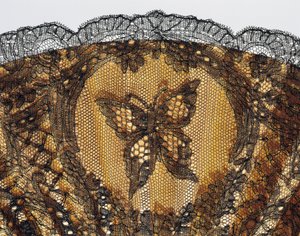 Gestickter Schmetterling, Detail eines Halbtrauerfächers, klares Seidenblatt in Chantilly-Spitze und Perlmutt-Rippen von French School