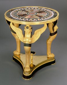 Empire-Gueridon, bestehend aus einer runden Marmortischplatte mit einem zentralen Rosettenmuster, gestützt auf den Flügeln von drei Sphinx-Monopodien, auf einem dreieckigen Ormolu-Sockel, ca. 1800 von French School