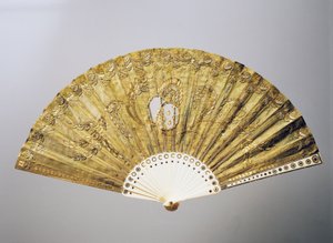 Abendhandfächer mit stilisierten Blumenmotiven in Seide mit Pailletten, eingelegte Knochenrippen von French School