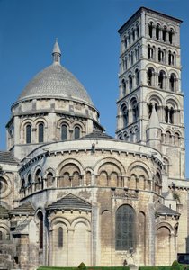 Außenansicht des Chors mit den Apsidenkapellen und dem Glockenturm, erbaut ca. 1125-1135