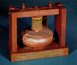 Faksimile des von Alexander Graham Bell (1847-1922) erfundenen Telefons, hergestellt von der Western Electric Company