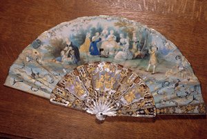 Fächer, der einen ländlichen Geschmack darstellt. Eine Gruppe von Adligen picknickt in einem Park. 18. Jahrhundert Chantilly, Condé-Museum von French School