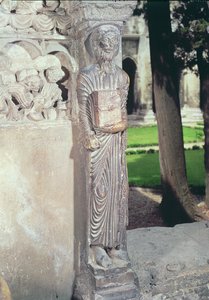 Figur von Gamaliel auf einer Säule im Kreuzgang von French School