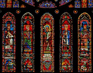 Figuren unter dem Nordrosenfenster: Melchisedek, David, St. Anna, Salomo, Aaron und Szenen