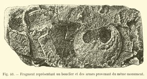 Fragment, das einen Schild und Waffen darstellt, vom selben Monument von French School