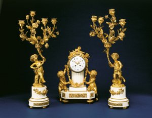 Garnitur, verkauft von Black, Starr und Frost, bestehend aus einer Kaminuhr und einem Paar vierarmiger Kandelaber, ca. 1875-1900