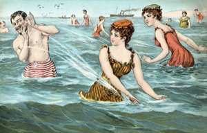 Mädchen spritzen einen Mann im Meer nass von French School