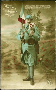 Grußkarte für das Jahr 1916. Ein Soldat trägt die französische Flagge mit einem Gewehr und riecht den Duft eines Blumenstraußes in einer ländlichen Landschaft. Farbige Postkarte für die Wünsche des Jahres 1916.