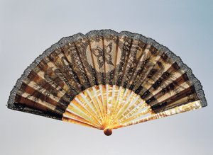 Halbtrauer-Handfächer mit gesticktem Schmetterling, klarer Seidenblatt in Chantilly-Spitze und Perlmutt-Rippen von French School