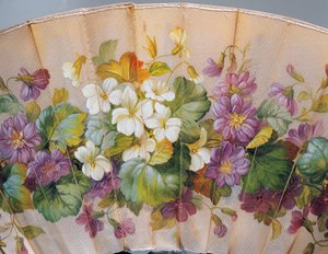 Handfächer mit Blumenmotiven, bemalte Seide und Perlmutt, erstellt von Felix Alexandre, Paris von French School