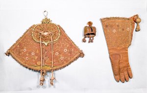 Falknerei-Set aus Beutel, Handschuh und Haube, französisch, 1600-25 von French School