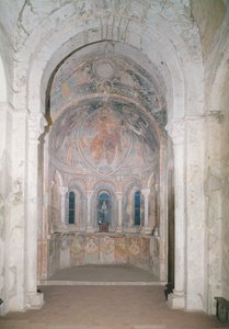 Innenansicht der Apsis mit einem Fresko, das Christus zeigt, wie er St. Peter das Gesetz gibt, in Anwesenheit von Heiligen und Aposteln