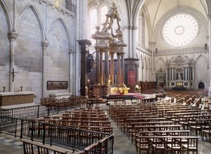 Innenansicht der Kathedrale von Angers (Maine et Loire), erbaut zwischen dem 12. und 15. Jahrhundert, die die perfekte Mischung aus romanischem und gotischem Stil darstellt. von French School