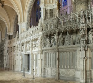 Innenansicht der Kathedrale von Chartres mit einem Detail des Chors von French School