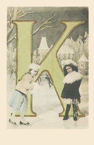 Zwei Mädchen, die im Winter rutschen und Schlittschuh laufen