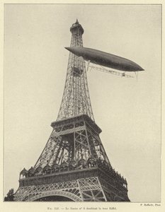 Der Santos Nr. 6 umrundet den Eiffelturm von French School