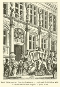Ludwig XVI. zeigt sich an einem der Fenster des großen Saals des Hôtel de Ville mit der Nationalkokarde am Hut, 17. Juli 1789 von French School