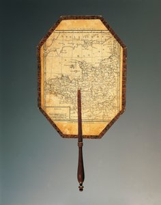 Karte von Nordwestfrankreich, gouachebemalter Kartonfächer mit aquarellierter Druckgrafik und geformtem Holzgriff von French School