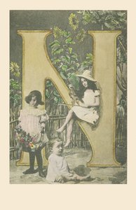 Ein Mädchen mit einer Geige, ein anderes mit Blumen, ein Baby sitzt