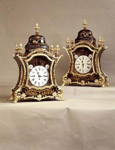 Paar Uhren mit vergoldeten Beschlägen, Uhrwerk von Charles Cabrier, frühes 18. Jahrhundert