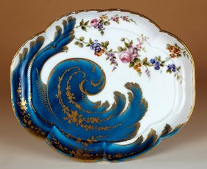 Teller „Hebert“ mit weichen Porzellanvoluten, hergestellt in der Manufaktur von Vincennes. 1755 Paris. Louvre Museum