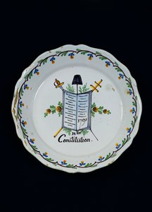 Teller verziert mit dem Buch der Verfassung, verbunden mit den drei Ständen, 1791