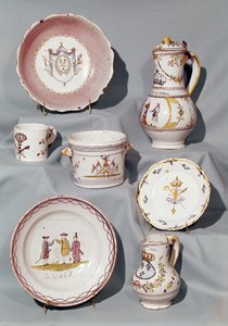 Teller, Schüssel, Krüge, Becher und Écuelle mit Motiven und Slogans aus der frühen monarchischen Periode der Französischen Revolution, Ende 18. Jahrhundert