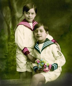 Porträt von zwei Jungen, ca. 1898 von French School