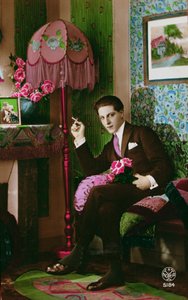 Postkarte, die einen eleganten jungen Mann darstellt, ca. 1930 von French School