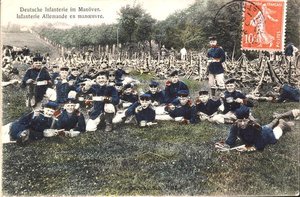Postkarte, die die deutsche Infanterie bei Manövern zeigt