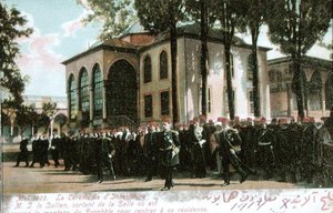 Postkarte, die die Investiturzeremonie von Sultan Mehmet V. (1844-1918) im Mai 1909 darstellt (koloriertes Foto)