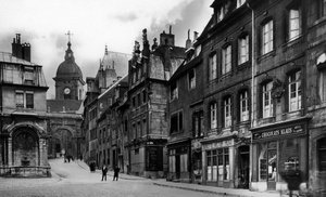 Postkarte mit Darstellung des Saint-Quentin-Brunnens und des Geburtshauses von Victor Hugo, ca. 1910 von French School