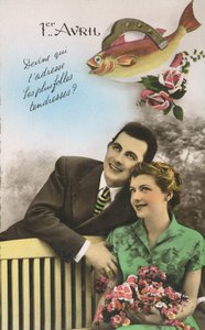 Postkarte zum ersten April „Rate, wer die verrückteste Zärtlichkeit zeigt“ von French School