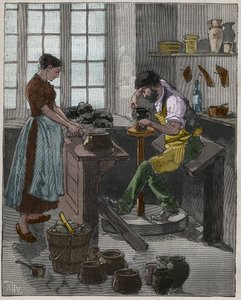 Töpferei: Töpfer, der eine Vase auf der Drehscheibe formt. Frankreich.
